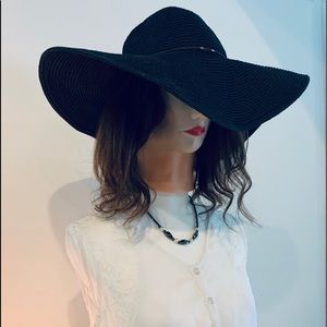 🛍👒 Floppy Black Sun Hat